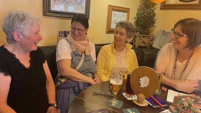Beim gemeinsamen Stammtisch tauschen sich die Mitglieder der Initiative "In Gemeinschaft Eigenständig Leben" mit Interessierten aus | Foto: Initiative IGEL