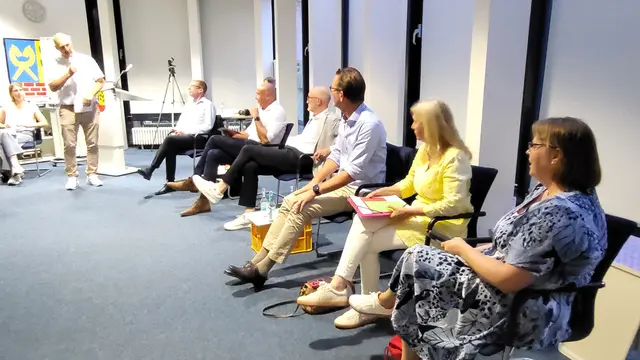 Die Kandidaten auf dem improvisierten Podium wurden souverän vom Moderator geführt. Prof. Dr. Christian Berg (v. li.) führte durch den Abend, Dirk Hirsch (CDU), Max Ostermeier (AfD), Dr. Michael Riedel (parteilos), Bernhard Unger (parteilos), Grit Weiland (WfB) und Heike Werner (SPD) | Foto: sh