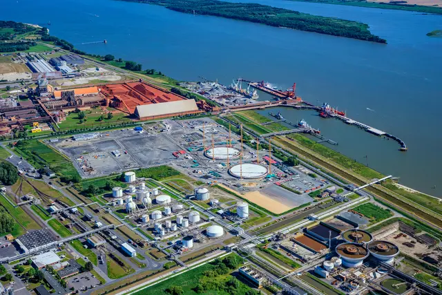 Der Stader Seehafen mit der Baustelle für das LNG-Terminal. Beim Güterumschlag gab es im ersten Halbjahr 2026 einen deutlichen Zuwachs im Vergleich zum Vorjahreszeitraum | Foto: Martin Elsen/nord-luftbilder.de