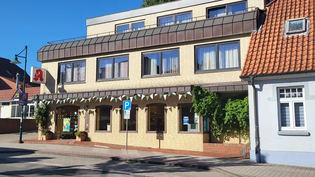 Die Alte Apotheke in Harsefeld an der Herrenstraße 1 mit Parkplätzen direkt vor der Tür