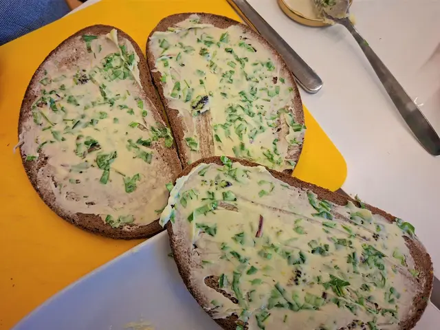 Kräuterbutter aus selbst gesammelten Kräutern schmeckt viel besser, als gekaufte | Foto: Kristina Stein-Matthies