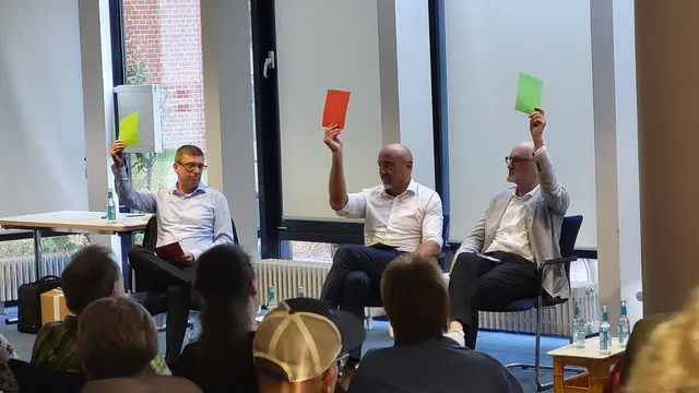 Mit roten und grünen Karten wurde Zustimmung oder Ablehnung zu verschiedenen Themen gezeigt | Foto: sh