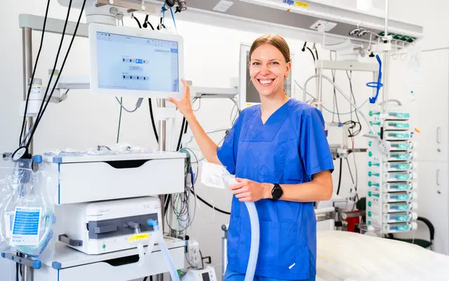 Zwischen Monitoring und Vitalwertkontrollen: Die Gesundheits- und Krankenpflegerin arbeitet auf der Intensivstation des Elbe Klinikums Buxtehude | Foto: Elbe Kliniken, Sebastian  Braeutigam