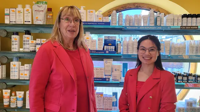 Anette Rogen (li.) weiß ihre Alte Apotheke bei Thi Ha Pham in besten Händen