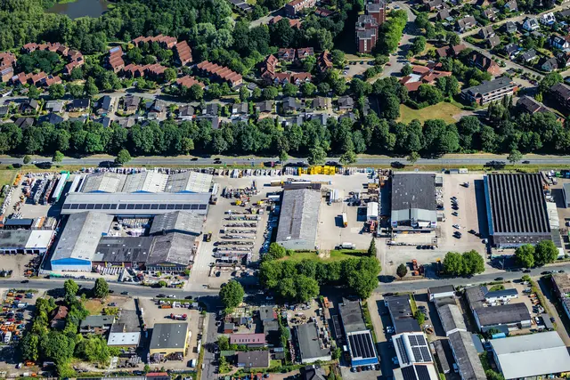 Die Firmen in Stade sichern der Stadt Gewerbesteuereinnahmen und bieten zahlreiche Arbeitsplätze. Hier das Gewerbegebiet Süd im Stader Stadtteil Ottenbeck | Foto: Martin Elsen/nord-luftbilder.de