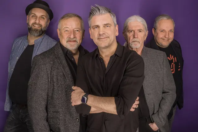 Neben der musikalischen Nähe zum Original zeichnet sich die Gruppe vor allem durch Frontmann Carsten Heinze (mi.) aus, der dem PUR-Sänger Hartmut Engler in Stimme und Bühnenpräsenz verblüffend gleicht | Foto: AAOO Concerts