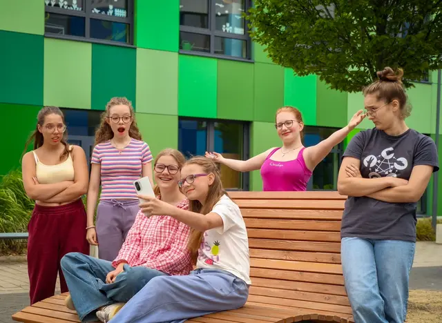Die Jugendlichen der Gruppe „Wellenbreker“ bringen eine unterhaltsame Komödie auf Plattdeutsch auf die Bühne | Foto: Jörg Peterschewski