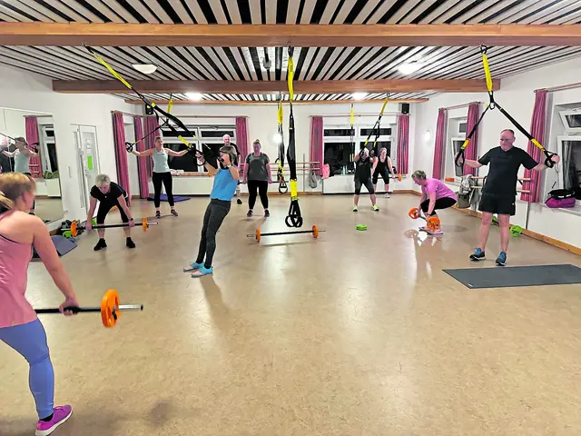 In der Halle können die Mitglieder individuell trainieren. Hier zum Beispiel das Krafttraining mit der Langhantel | Foto: TSV Sprötze