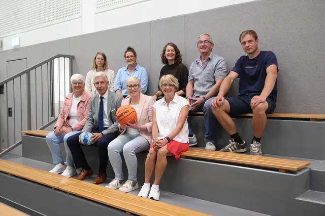 Auf der neuen Tribüne (vorne, v. li.): Margrit Müller, Landrat Rainer Rempe, Bürgermeisterin Nadja Weippert und Anja Scheele (es fehlt Stefan Birkner) sowie (hinten, v. li.) Monique Schiebeck (Landkreis), Annika Mönnekes (Geschäftsführung Mehrings Komplettbau), Stefanie Meinke (Landkreis), Lutz Meyer (Landkreis) und Johann Meiners (Mehrings Komplettbau) | Foto: Landkreis Harburg