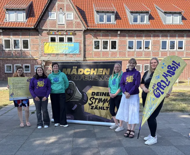 Lotte Heyhusen (37), Stadtjugendpflege Buxtehude (v.li.),Svenja Bardenhagen (16), Jugendleiterin des Girl Mobils;Catherine Bartl, Mädchenpädagogin aus Stade, Denise Kempa, Leitung JUBS Harsefeld;Sannah Krummrei (20), Jugendleiterin des Girlmobils, Johanna Brinkmann, Erzieherin JUBS Harsefeld; 
 | Foto: sts