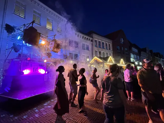 Auf dem Rathausplatz sorgte am Freitagabend ein neuer DJ-Tower für ausgelassene Stimmung | Foto: pau