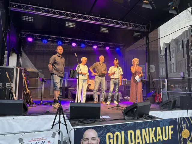 Nick Reinartz vom Altstadtverein (v.l.), Petra Möhle, Stellvertretende Bürgermeisterin von Buxtehude, Winzer Dietmar Ziegler, Ulrich Wiegel und Anette Meyer vom Altstadtverein eröffnen das gut besuchte Fest