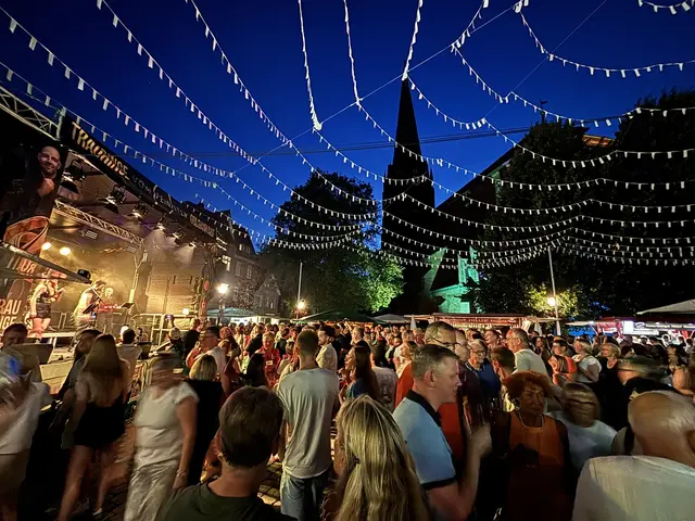Der St.-Petri-Platz in Buxtehude war am Freitagabend sehr gut besucht