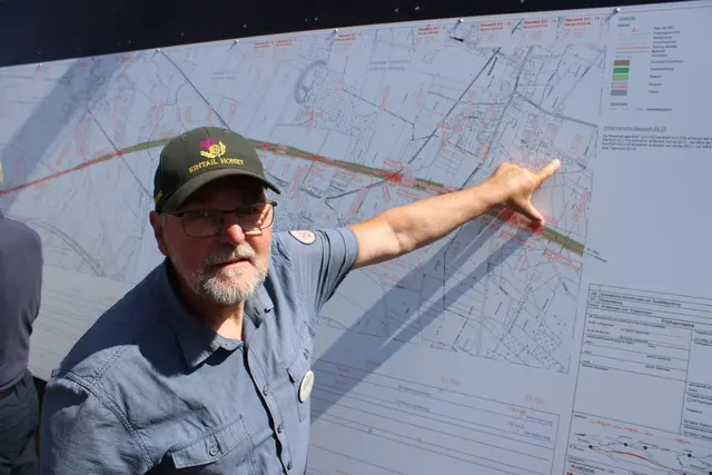 Wolfgang Stöckmann aus Gödenstorf zeigt, wie dicht die Neubaustrecke nach jetzigen Planungen an seinem Haus vorbeiführen würde | Foto: ce