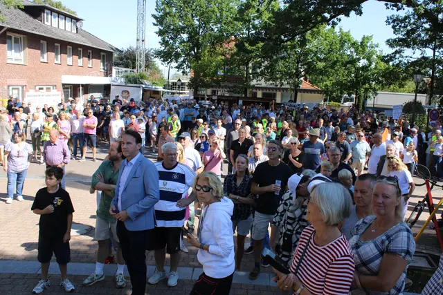 Der Rathausplatz war mit Besuchern von nah und fern dicht gefüllt | Foto: ce