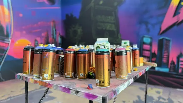 Noch wird gearbeitet: Mit Spraydose, Farbe und viel Handarbeit entstehen derzeit die unterschiedlichen Themenwelten. Die Wandgestaltung ist echte Künstlerarbeit und Teil des Gesamtkonzepts | Foto: tml