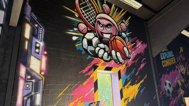 Fußball, Basketball und Tennis vereint in einem Motiv – die Wandgestaltung macht deutlich, dass Bewegung bei ADVANGERS eine zentrale Rolle spielt | Foto: tml