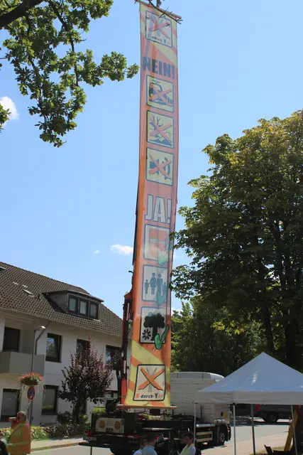 Das etwa 17 Meter hohe Banner entspricht der Höhe, in der der Bahnwall der Neubaustrecke im Bereich Gödenstorf verlaufen würde | Foto: ce
