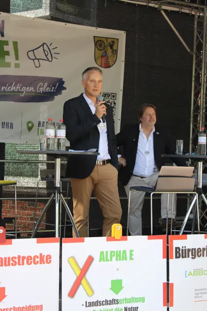 Salzhausens Samtgemeinde-Bürgermeister Jens Köster (li.) und Moderator Reinhard Crasemann bei der Begrüßung | Foto: ce