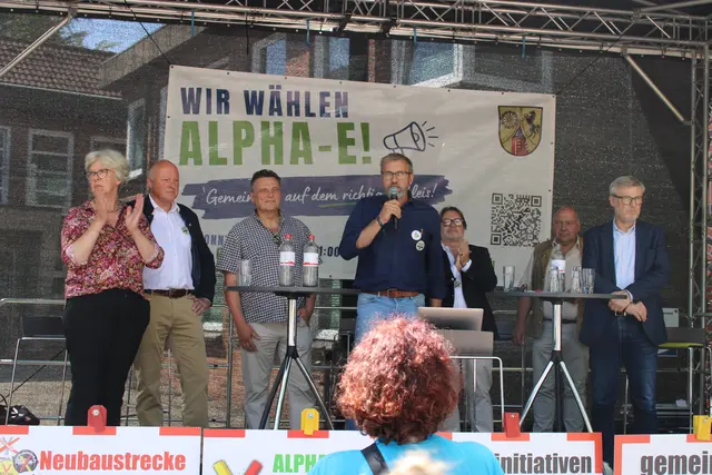 Bürgermeisterrunde auf der Bühne (v. li.): Emily Weede (Seevetal), Dr. Jens Bülthuis (Bispingen), Thomas Kaiser (Toppenstedt), Jörg Kraus (Gödenstorf), Moderator Reinhard Crasemann, Horst Günter Jagau (Garlstorf) und Olaf Muus (Samtgemeinde Hanstedt) | Foto: ce