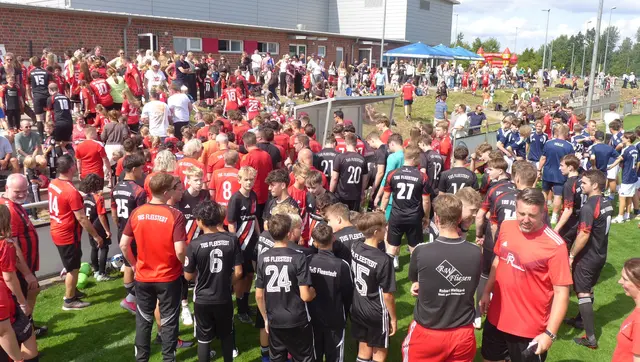 Die Fußballerinnen und Fußballer liefen ins Sportzentrum ein | Foto: U. Vergin