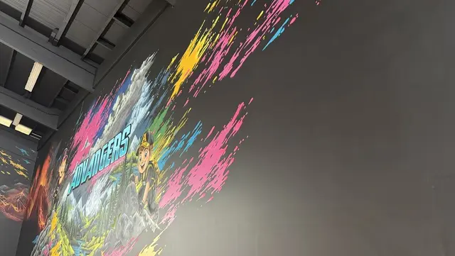 Wo derzeit noch Leitern, Spraydosen und Baumaterial stehen, entstehen auf knapp 2.800 Quadratmetern ganze Erlebniswelten. Professionelle Künstler gestalten die Wände mit Motiven zwischen Pop-Art, Graffiti, Sport, Abenteuer und Fantasie. So soll die neue Freizeitarena nicht nur Bewegung bieten, sondern auch optisch zum Erlebnis werden | Foto: tml