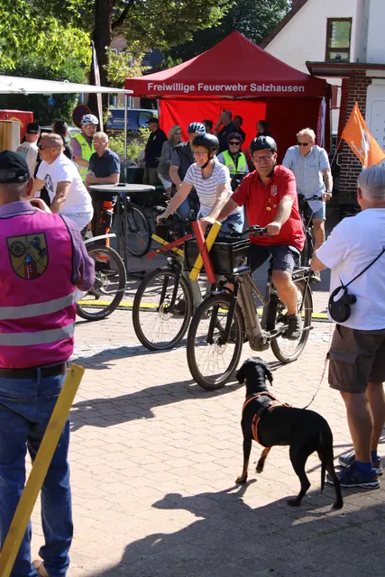 Auch zwei Fahrradkorsos aus Ramelsloh und Bispingen kamen zur Kundgebung nach Salzhausen | Foto: ce