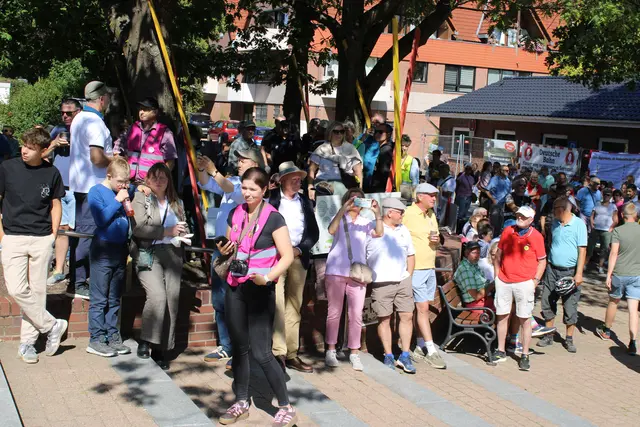 Unter den schattenspendenden Bäumen suchten viele Besucher Schutz vor der Hitze | Foto: ce