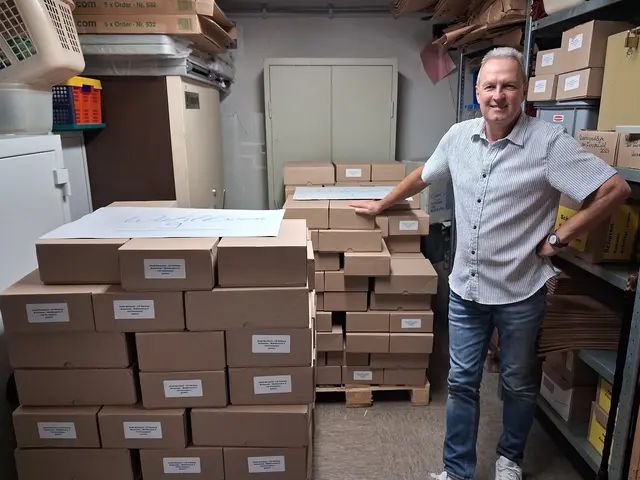 Heiko Schmidt, Teamleiter Bürgerbüro in Buchholz, mit den Wahlunterlagen | Foto: Stadt Buchholz