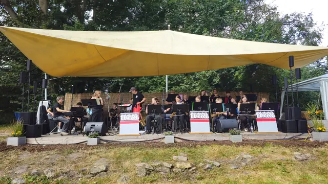 Für musikalische Unterhaltung sorgte die Bigband des Vincent Lübeck Gymnasiums | Foto: Jugendherberge Stade