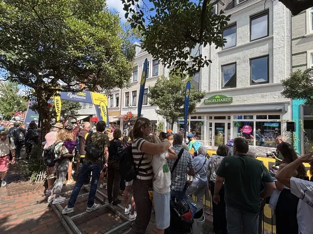 Jede Menge Menschen versammelten sich entlang der breiten Straße um den Start mitzuerleben