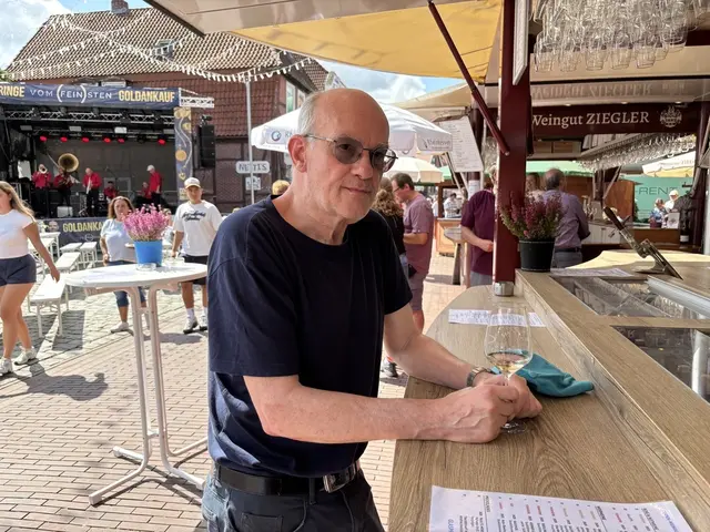 Winfried Göbel aus Buxtehude genoss das gute Wetter und den Wein aus der Nähe seiner Heimatstadt an der Mosel