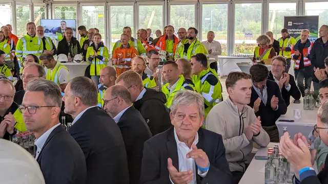Rund 150 Gäste nahmen an der Veranstaltung zum Tunneldurchstich teil | Foto: jd