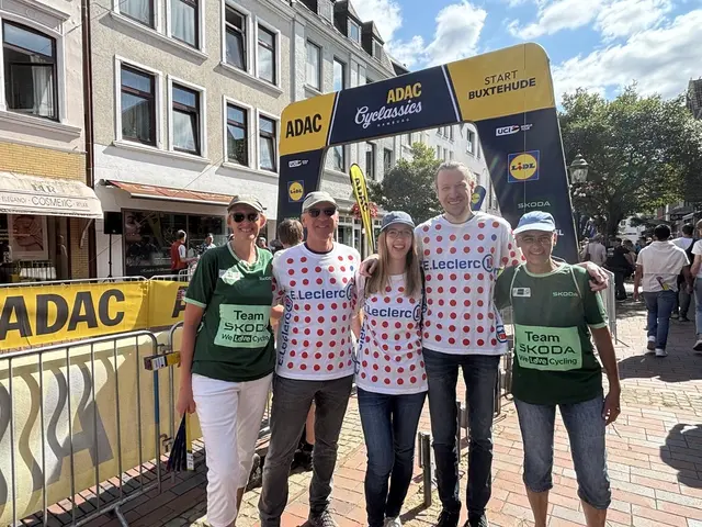 Ulrike (li.) und Thorsten Hellmig, Sarah Szillat, Malte Hellmig und Birgit Szillat aus Neukloster waren beim Start der Cyclassics in Buxtehude vorne im Publikum dabei