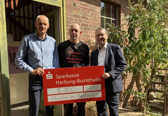 Freuen sich auf den Programm-Start im Theater im Hinterhof (von links): Dirk Schröter und Nils Engelhard (Theater im Hinterhof) sowie Matthias Weiß, Stiftung für Stifter der Sparkasse Harburg-Buxtehude | Foto: Sparkasse Harburg-Buxtehude