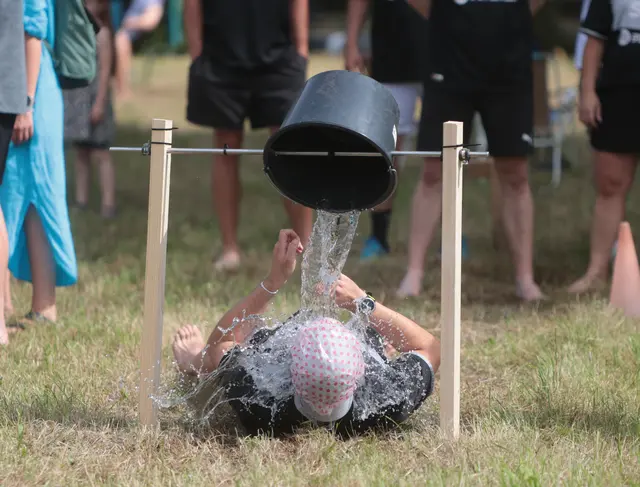 Ganz trocken geht es beim Dorfpokal zeitweise nicht zu | Foto: ks