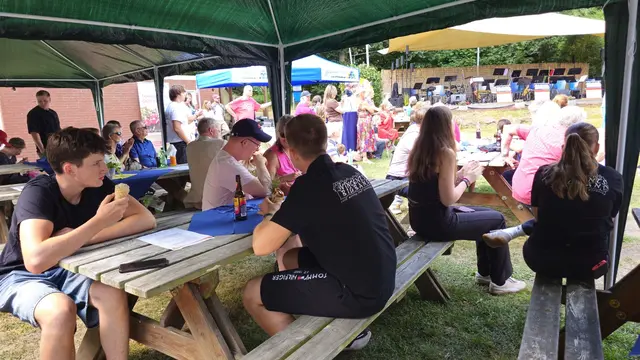 Die Schattenplätze wurde u.a. für den Verzehr von Eis und Kuchen genutzt | Foto: Jugendherberge Stade