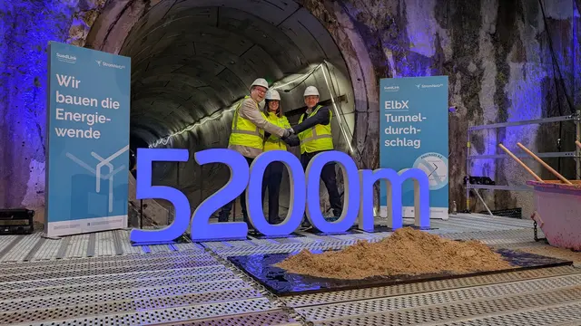 Der Tunneldurchstich ist offiziell vollzogen (v.li.): Niedersachsens Energie- und Umweltminister Christian Meyer, Tennet-COO Ina Kamps und Schleswig-Holsteins Ministerpräsident Daniel Günther setzen den symbolischen Schlusspunkt | Foto: jd