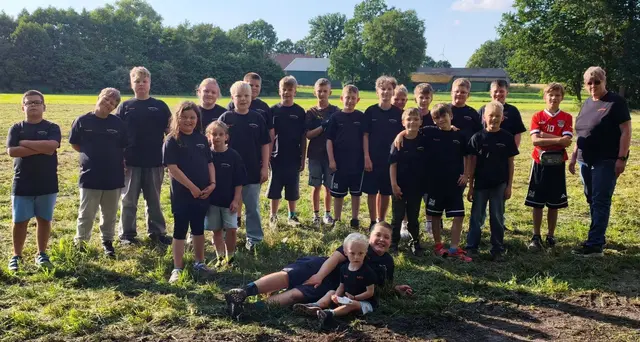 Jugend mit ihren neuen vom Verein gesponserten Vereinsshirts (Crosskart) | Foto: MSC Kutenholz