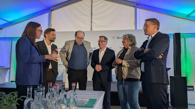 Im Gespräch (v.li.): Tennet-COO Ina Kamps, Malte Hentschke-Kemper von Tennet S-H, Niedersachsens Energieminister Christian Meyer (Grüne), Stades Landrat Kai Seefried (CDU), die schleswig-holsteinische Vize-Landtagspräsidentin Jette Waldinger-Thiering (SSW) und Schleswig-Holsteins Ministerpräsident Daniel Günther | Foto: jd