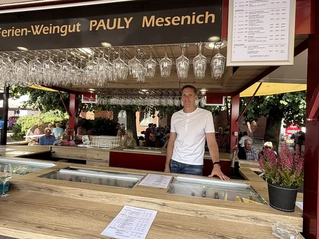 Winzer Frank Pauly ist mit seinem Bruder, dem Inhaber des Weinguts Pauly, aus Mesenich an der Mosel angereist | Foto: pau