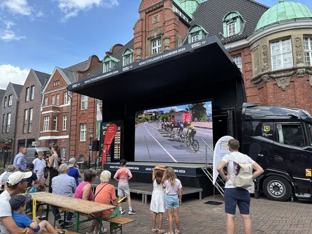 Das Radrennen konnte auf dem Rathausplatz mitverfolgt werden