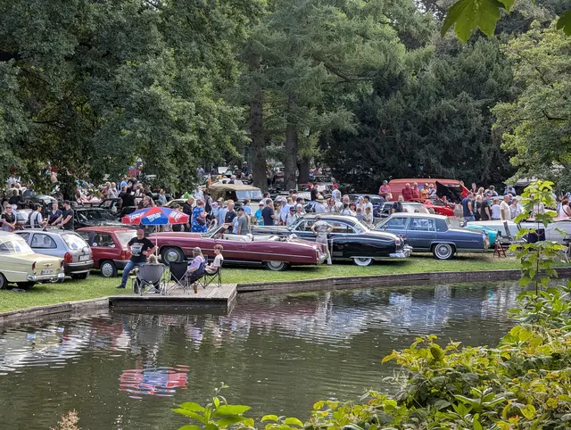 Dicht an dicht standen Autos aus allen Epochen im Schlosspark | Foto: Jan Filter
