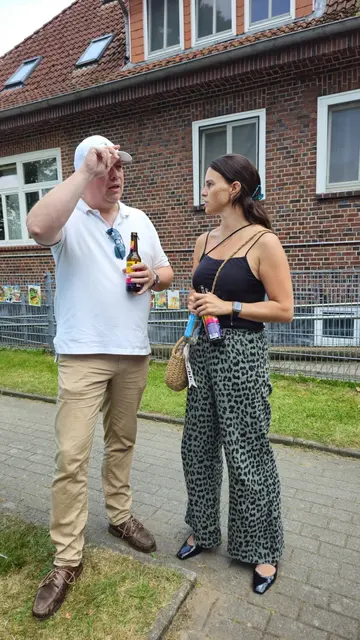 Thies Grothe, Vorsitzender  im Landesverband Nordmark des Deutschen Jugendherbergswerks (DJH), im Gespräch mit der Bundestagsabgeordneten Vanessa Zobel (CDU) | Foto: Jugendherberge Stade