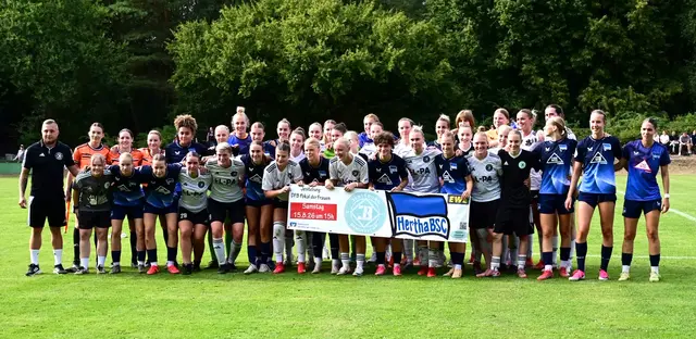 Vor 500 Zuschauern: Die Mannschaften des gastgebenden Oberligisten FC Jesteburg-Bendestorf (li.) und die Gästeteam
des Zweitliga-Aufsteigers Hertha BSC Berlin | Foto: privat