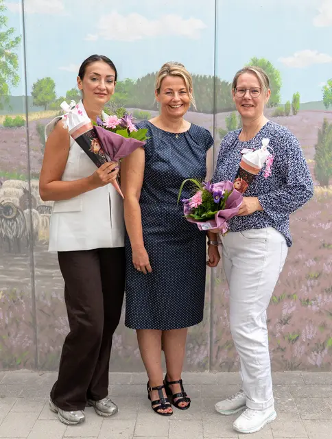 Hilal Gezer (v. li., Auszubildende in der Tagespflege Winsen), Elfi Köhler-Fois (Fachbereichsleitung Pflege) und Nora Herold (Auszubildende in der Tagespflege Hanstedt)
 | Foto: DRK-Kreisverband Harburg-Land