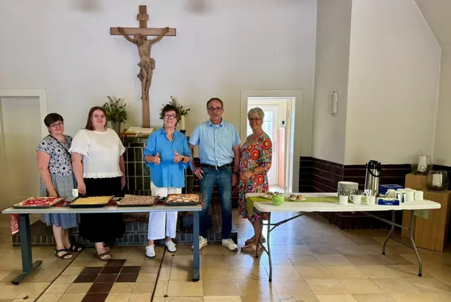 Das ehrenamtliche Team des "Kapellenkaffees" serviert Kaffee und Kuchen | Foto: Förderverein
