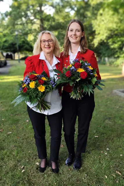 Damenkönigin Susanne von Appen (li.), Adjutantin Lara-Michelle Gehrs | Foto: Helga Westermann