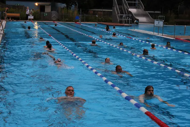 Die Schwimmerkette riss auch diesmal bei der "Nassen Nacht" im Waldbad über zwölf Stunden nicht ab | Foto: ce