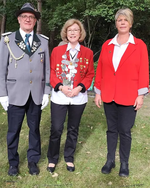 Vorsteher Thomas Westermann (v. li.), Pillkallerkönigin Beate Winkler, Obervorsteherin Anke Hubert | Foto: Helga Westermann